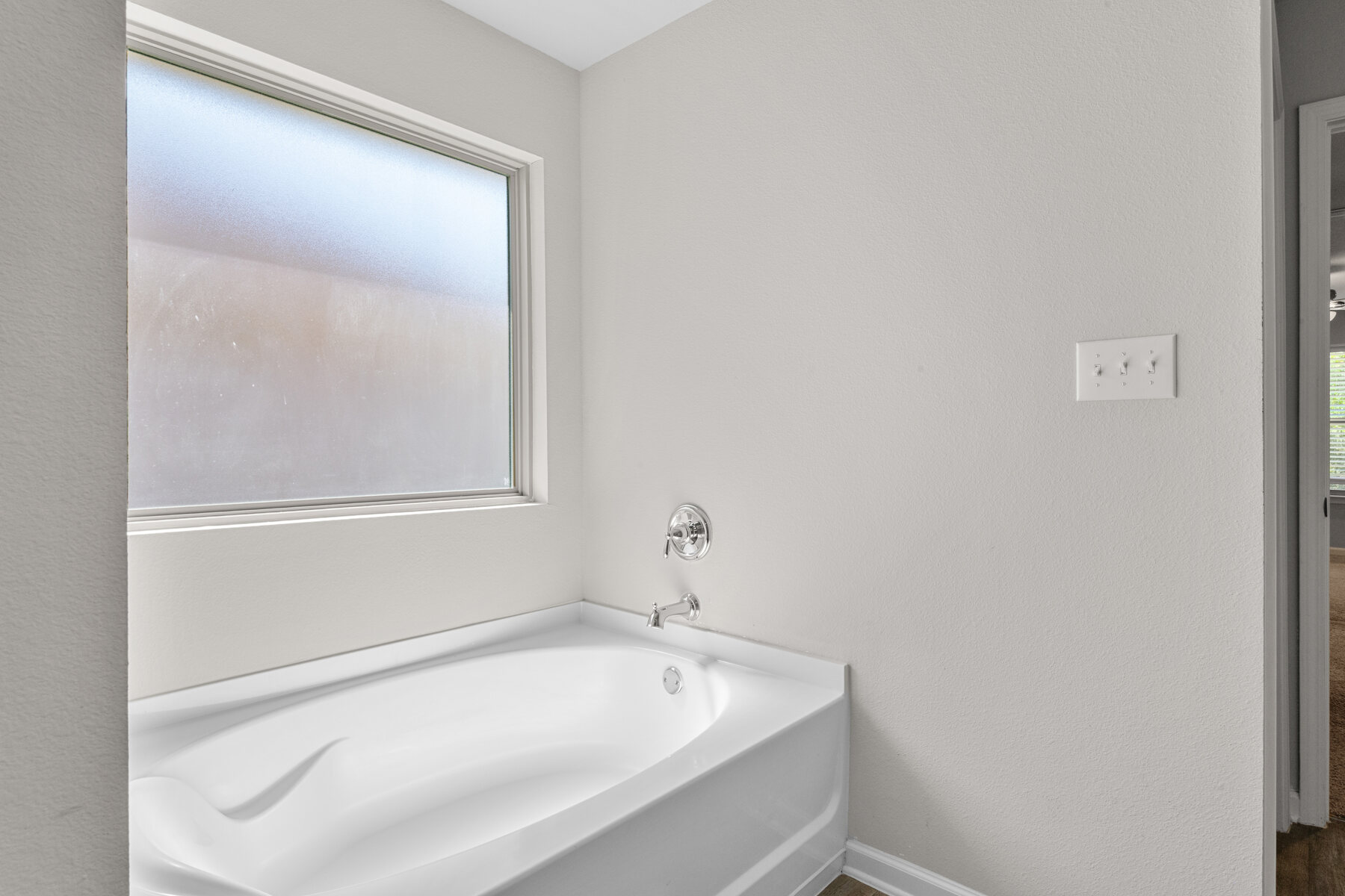 Primary bathroom soaking tub at 24061 Citation Loop